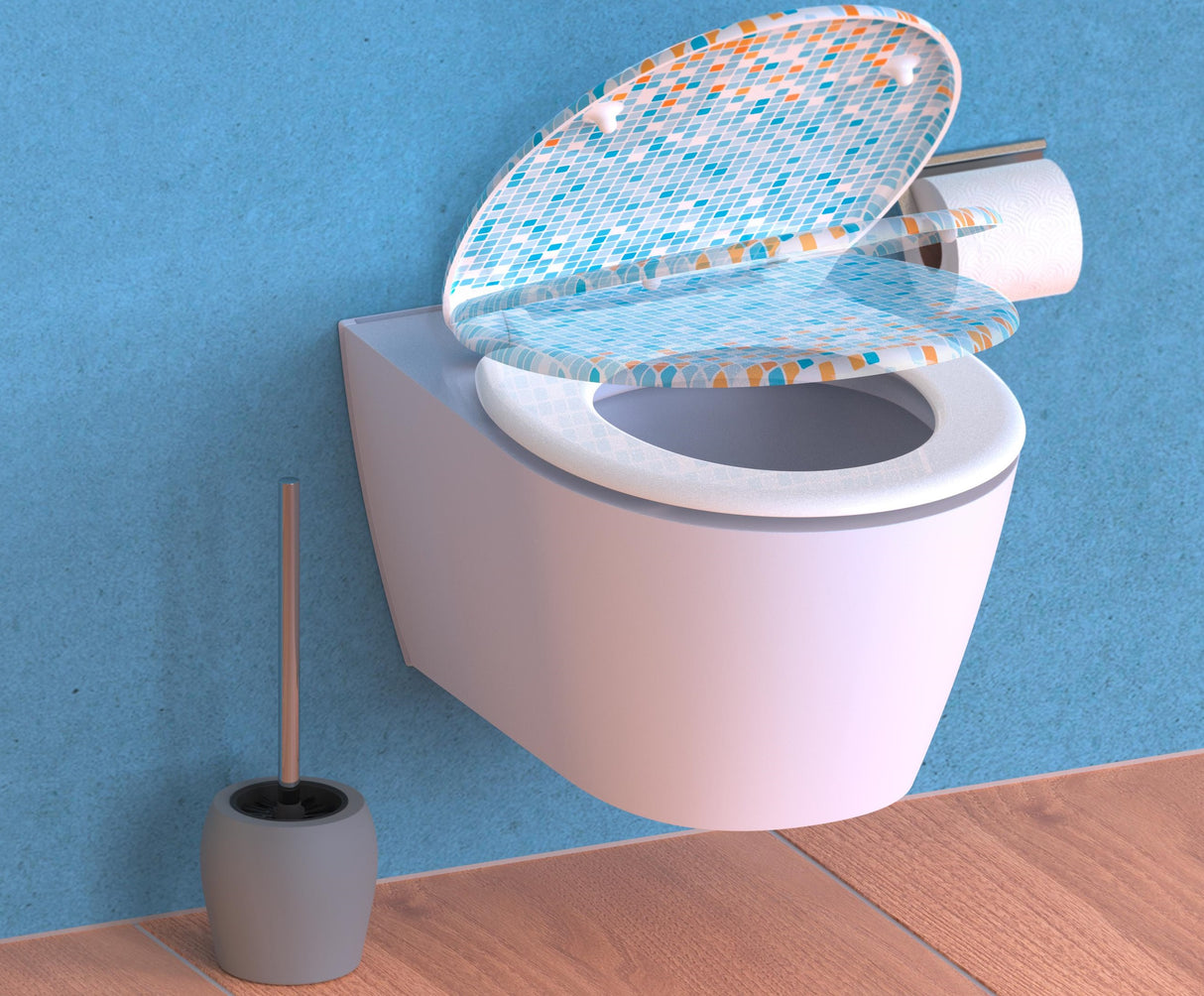 Mönstrad toalettsits universal i Duroplast - BĂTTRE. CC-mĂ„tt: 125-210mm LĂ€ngd: 445mm Bredd: 372mm.