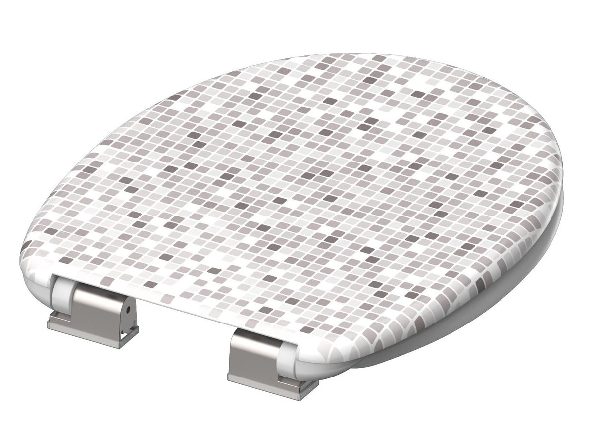 Mönstrad toalettsits universal i Duroplast - BĂTTRE. CC-mĂ„tt: 125-210mm LĂ€ngd: 445mm Bredd: 372mm.